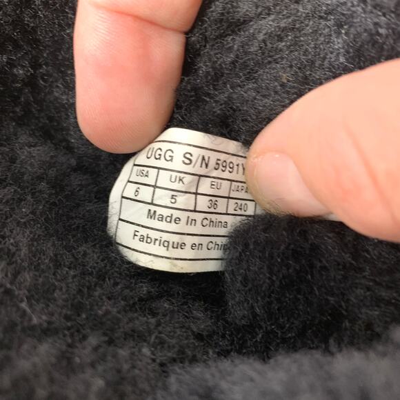 UGG Women's Size 6 Genuine Sheepskin Bailey Button II Boot Round Toe Black *READ - Picture 5 of 6